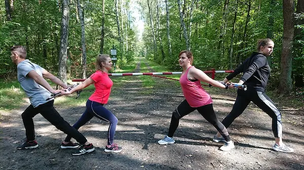 Kurs w Warszawie - instruktorzy nordic walking podczas ćwiczeń